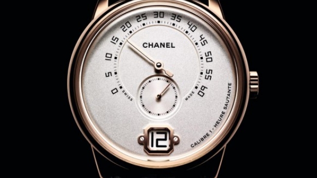Chanel lance sa toute première montre homme, baptisée « Monsieur ». Elle est à heure sautante instantanée et minute rétrograde, entièrement conçue, développée,testée et assemblée par Chanel. Produite à seulement 300 exemplaires, à partir de 31500 €