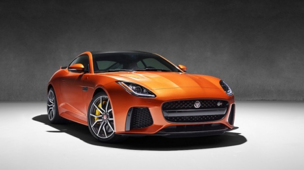 La Jaguar F-Type SVR se dévoila, avant sa présentation au Salon de Genève 2016, avec comme première info, une vitesse de pointe de 322 km/h !