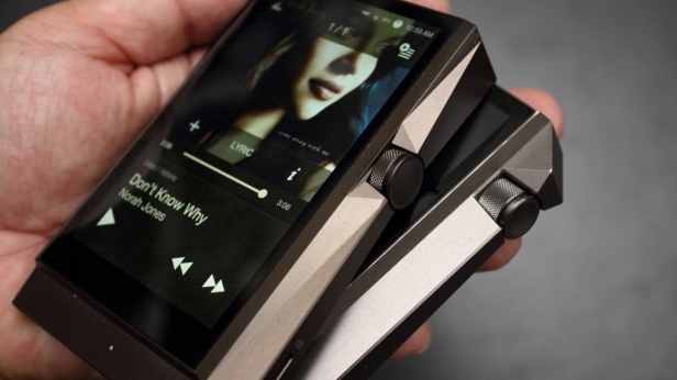 Le AK380, lecteur portable d’Astell&Kern le plus précis sur le marché ! Destiné aux férus de qualité sonore extrême, il est proposé à 4000 €, sans les options
