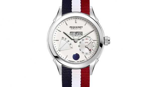 Look estival pour la montre Pequignet Rue Royale GMT, qui arbore fièrement un nouveau bracelet Nato en nylon tricolore bleu-blanc-rouge. Elle est proposée au prix de 7500 euros.