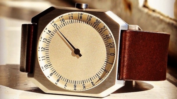 Une montre qui indique les 24H avec une seule aiguille, et vous permet de voir la journée entière d’un coup d’oeil. C'est ce que propose Slow Watches à 250 € !