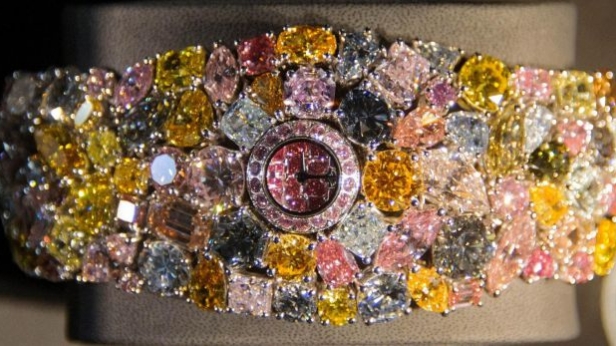 C'est sans doute le cadeau de Noël le plus cher au monde avec ses 25 millions de dollars. Cette montre Chopard dispose de 3 diamants en forme de cœur. Le nombre total de carats de ce joyau : 201 !