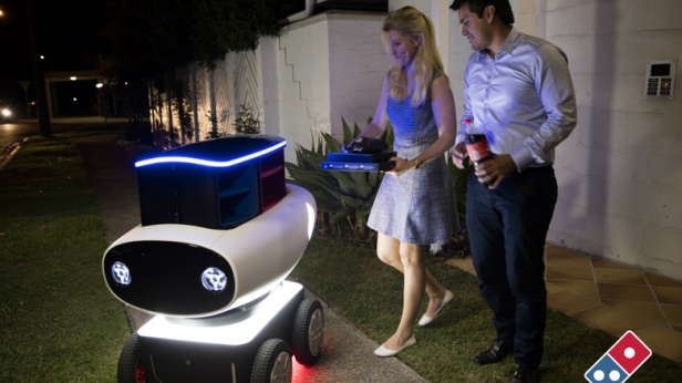 En Australie, Domino's pizza teste la livraison de pizza avec DRU bourré de technologies : caméras, système combiné de réfrigérateur pour les boissons et de maintien au chaud pour les pizzas !
