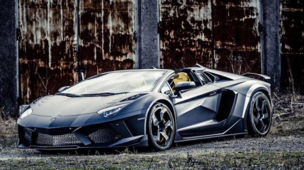 Mansory vient de présenter sa dernière réalisation : une Lamborghini Aventador Roadster de 1250 chevaux ! Elle passe de 0 à 100 km/h en 2,6 secondes et atteint la vitesse de pointe de 380 km/h. 3 exemplaires seulement seront construits