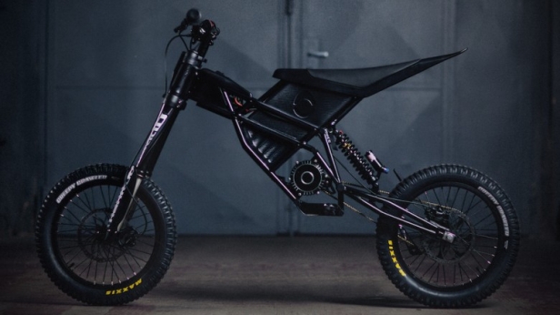 Kuberg dévoile le Freerider, un vélo électrique tout-terrain au look agressif ! Equipé d’une suspension à grand débattement et d’un cadre léger en fibre de carbone, il posséde une autonomie de deux heures et demie. A s'offrir à 3 999 $