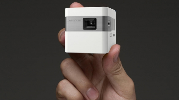 Un pico-projecteur petit mais costaud: l'Innocube d'Innoio permet de projeter des images de très grande qualité sur 2,5 mètres de largeur ! Disponible au prix de 300 €