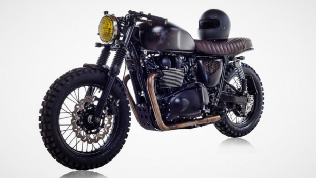 La Triumph Bonneville de David Beckham a été customisée par les anglais de British Customs, et c'est une beauté ! Selle en cuir Slammer Seat avec feu arrière intégré, clignotants à l’allure rétro, ou encore une chaîne en or délibérément bling-bling