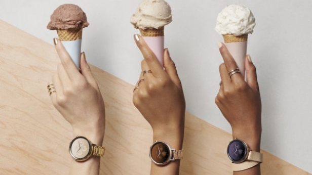 Motorola lance une montre connectée pour femmes: la Moto 360, au diamètre plus petit ! Elles sont compatibles sous Android et Iphone, et peuvent surtout être personnalisées.