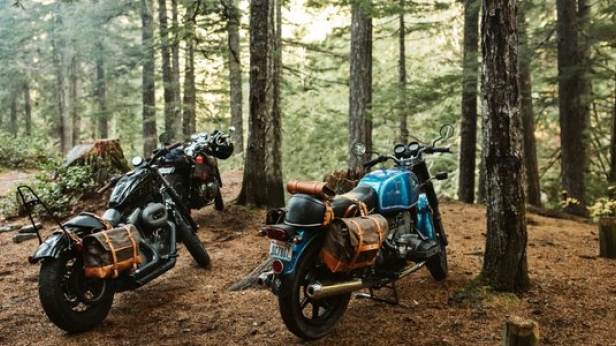 Fans des voyages en moto, voici une alternative au sac à dos douloureux ou à l'affreux top-case: le Pack Animal ! Une collection de bagages qui mélange le cuir et la toile enduite pour rester imperméable, tout en étant chic