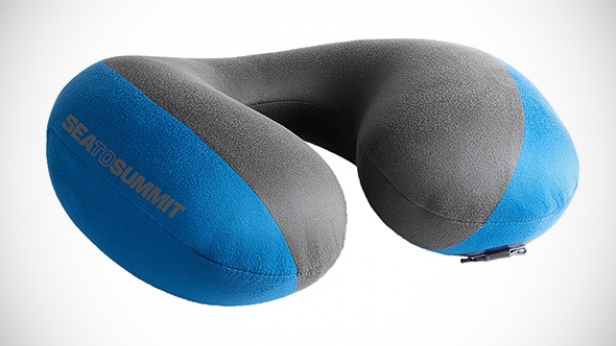L'indispensable accessoire des long trajets en avion: le coussin de voyage Sea to Summit - léger, facile à positionner et possédant une valve pour adapter son volume ! A 30 €, les voyages ne seront plus pareils..