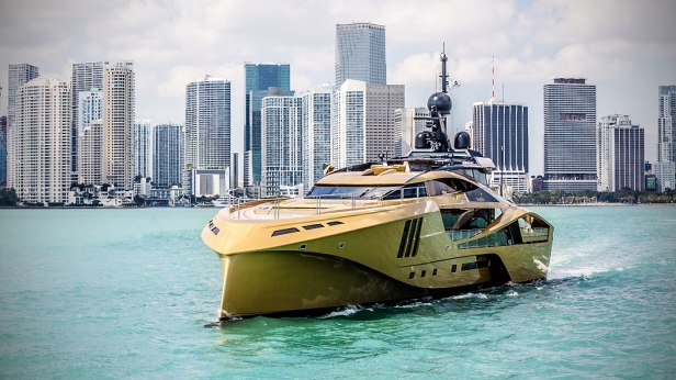 Le Palmer Johnson 48M SuperSport Gold, un yacht fait d'or et de carbone, qui le rend le plus léger et rapide de sa catégorie, avec une réduction de 50% de consommation de carburant ! A s'offrir pour la modique somme de 10 millions de dollars