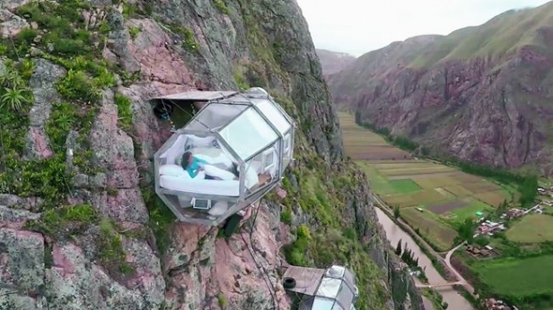 Dormir dans une capsule de luxe transparente, à 400m d'altitude au-dessus de la vallée sacrée des Incas, c'est désormais possible, à partir de 300$, escalade et redescente compris !