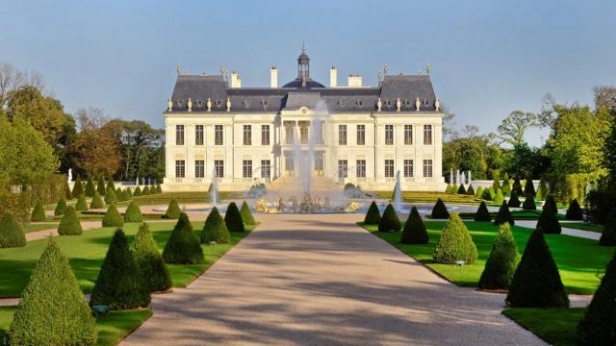 La maison la plus chère au monde est en France : 275M€ pour un chateau de 2011 faisant 5000m² sur 23 hectares de terrain dans le département des YVELINES. Cocorico...