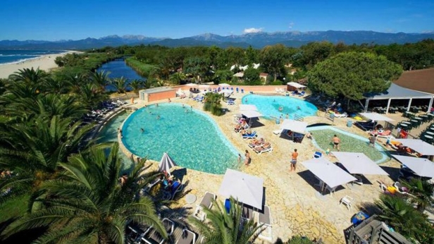 Oubliez le camping en vieille roulotte, voici la version haut de gamme: le camping Arinella Bianca en Haute-Corse propose tout le confort d'un grand hôtel:  accès direct au bord de plage, spa, balnéothérapie....