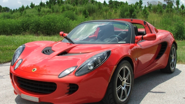 Pour tous les amoureux de voitures légendaires et de sensations : s'offrir une superbe Lotus Elise 220 ch à 35 000 euros d'occasion est un rêve accessible !