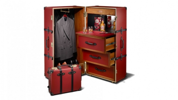 La marque de bagages de luxe Globe-Trotter s’est associée à la célèbre marque de scotch whisky Chivas pour réaliser un modèle cachant en son sein un minibar ! Le prix de cette folie: 18 000 $