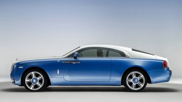 Rolls Royce dévoile son nouveau modèle, la Nautical Wraith, une rencontre entre le monde de l’automobile et du yacht. Outre ses mensurations gigantesques ! ce modèle s'illustre par une carrosserie mêlant des tons « bleu arabe » et « blanc anglais ».
