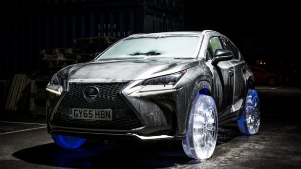 Lexus chausse son modèle NX de roues et pneus sculptés dans la glace !