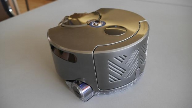 Avec l’introduction du robot aspirateur 360 Eye au Japon, Dyson joue gros. Cela fait des années que la société souhaitait rentrer dans le marché des aspirateurs robots et face au leader du marché, iRobot. La bataille sera rude et féroce