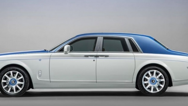 La Rolls Royce Phantom Nautica, inspirée par le design des yachts anciens - Un habitacle tout en chêne Tudor vernis, des sièges constitués de cuir Forest Fall et une carrosserie bicolore Orchid Whiter et Arabian Blue, rappelant l'uniforme des marins