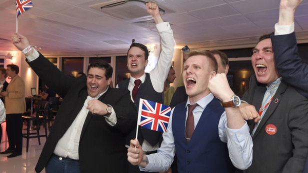 Riront ils tous encore quand le parlement anglais refusera de signer la sortie de l'Europe ? 2005 en France. 2015 en Grèce... pourquoi donc n'apprennent ils pas qu'on s'en fout de leurs opinions ?