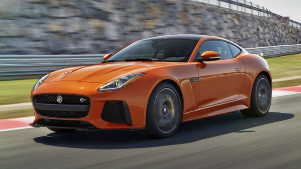 La nouvelle Jaguar F-Type SVR est capable de dépasser le seuil symbolique de 200mph, soit plus de 320km/h, abattant le 0 à 100 en 3,7 secondes !