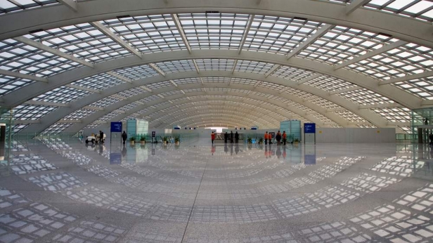 Le terminal 3 de l'aéroport de Pékin c'est, un million de m² sous verrière - un trafic de 50 millions de passagers par an pour un coût total de 4 milliards de $ ! Sublime !