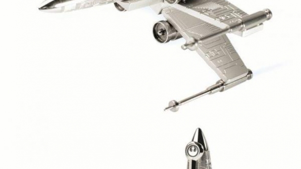 S.T.Dupont célèbre aussi la sortie du 7ème épisode de Star Wars avec la collection X-wings, un stylo à encre en argent dans un coffret collector édité à 1977 exemplaires! Chacun coûtera 1950 € environ