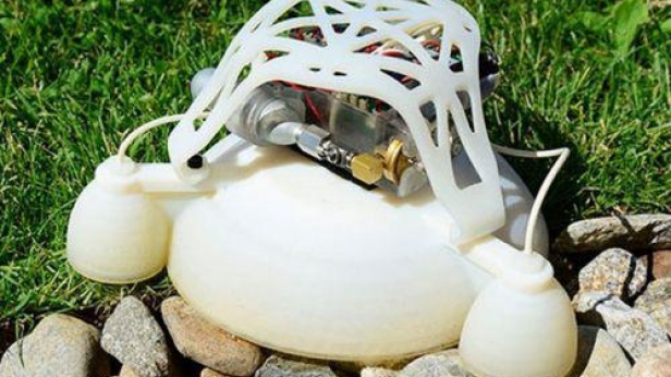 Un robot à la fois dur et mou qui se déplace en sautant. C'est ce qu'a pu réalisé un groupe de chercheurs US grâce à l'impression 3D, les parties rigides supportent les chocs, les souples les absorbent ! Le robot est plus résistant et endurant !