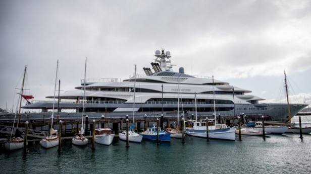Le superyacht de luxe, Océan Victoire, appartenant au milliardaire russe Viktor Rachnikov, a amarré à Auckland ! Il est tout simplement impressionnant avec ses 7 étages et 6 piscines