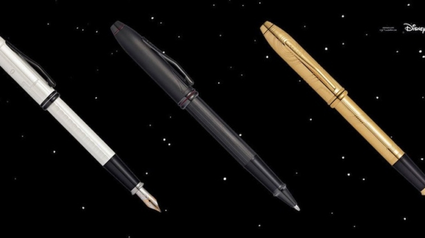 Le nouveau Star Wars est bientôt sur les écrans, et Cross s'invite de la partie ! Il lance un trio de stylos aux couleurs du film, à 1977 exemplaires chacun. La version stylo bille sera vendue à 450 $ alors que le stylo plume sera facturé à 575 $