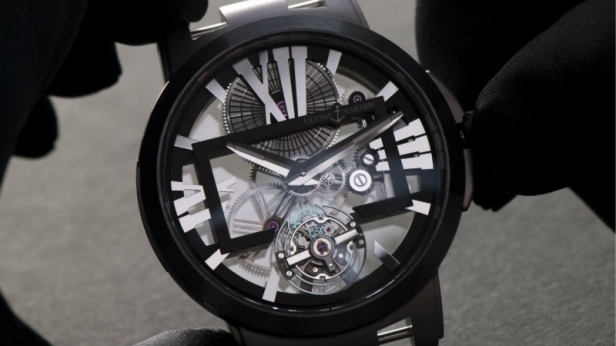 Ulysse Nardin dévoile sa nouvelle montre Executive Skeleton Tourbillon: un boitier ultra-léger, en titane et céramique, et un design moderne et sobre, donnant au tout un style très contemporain