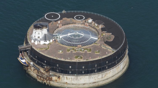 Dépaysement garanti avec un fort transformé en hôtel de luxe - Le Fort No Man's Land au large de l’Angleterre, comporte 23 suites de luxe et toutes les commodités d'un grand palace
