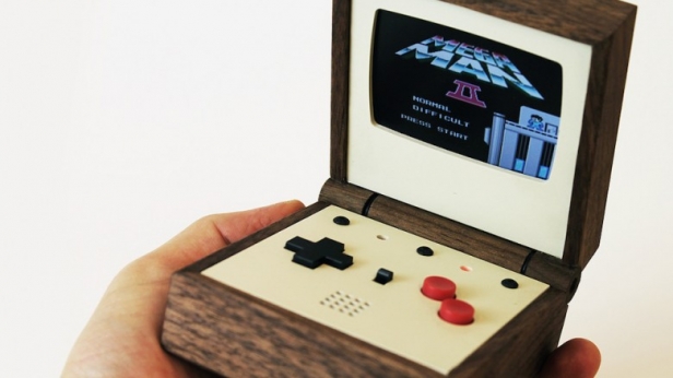 Pixel Vision est une console portable rétro fait main, qui promet jusqu’à 8 heures d’autonomie et va pouvoir stocker environ 10 000 jeux ! Elle ne sera toutefois pas donnée, puisque les quelques exemplaires disponibles coûteront environ 500 dollars