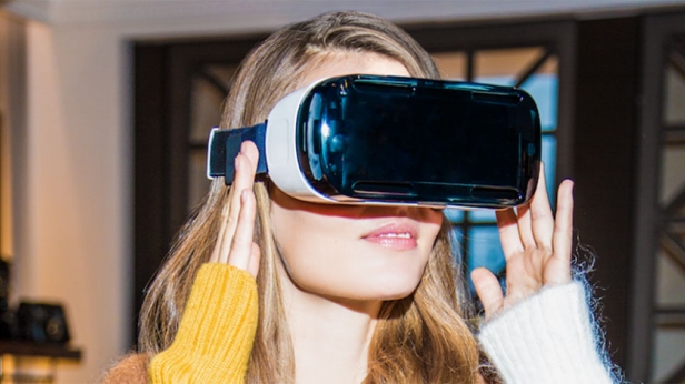 Le géant de la mode américain Tommy Hilfiger propose à sa clientèle une expérience inédite de réalité virtuelle dans son magasin de Manhattan - une technologie en plein boom outre-Atlantique