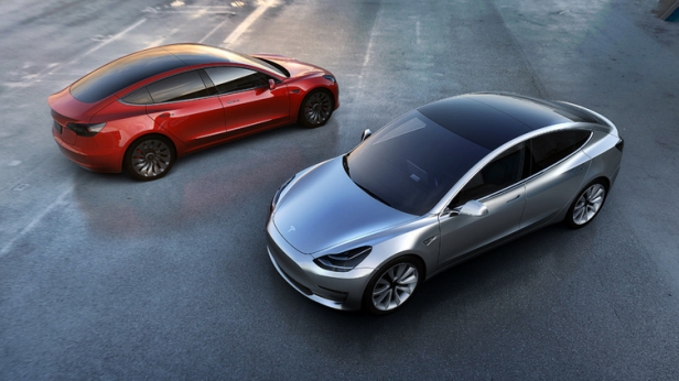 Tesla dévoile la Model 3, une berline 5 places vendue 35 000$ aux USA ! Dotée des mêmes technologies que la Model S, elle annonce 0 à 100 km/h sous les 6 sec et environ 350 kilomètres en une charge. Toutes les MaJ des performances se feront par wifi