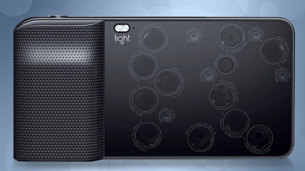 La firme américaine Light vient de lancer le light L16, le meilleur appareil photo de son temps: de la taille d'un smartphone, il regroupe 16 objectifs de 13 megapixels chacun avec trois focales différentes. Il sera vendu l'été prochain à 1700 $