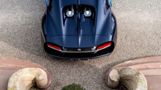 Bugatti présente le successeur de sa célébrissime Bugatti Veyron, la "Bugatti Chiron" ! Capable de développer 1 500ch, son prix d’entrée de gamme est fixé à 2.400.000€