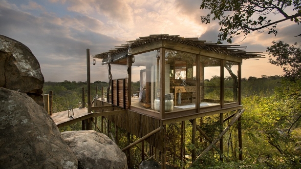 Offrez-vous une nuit de rêve sous les étoiles, dans la Kingston TreeHouse au Lion Sands Game Reserve ! Vous logerez dans un lieu d'exception à proximité des animaux de la réserve, à 260 € par personne seulement !