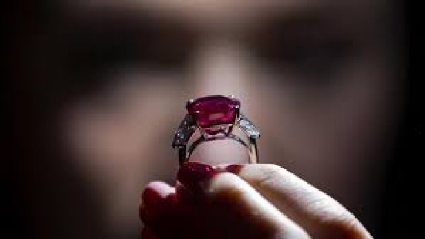 Record mondial pour un rubis vendu plus de 30 millions de dollars, il vient de Birmanie !