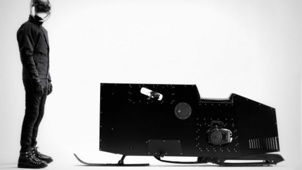 Snoped est une motoneige innovante et futuriste, qui se démarque par sa puissance d'exception, et un design particulier: au top de ce qui se fait de plus confortable, noire, tout en longueur et tout en angles ! Encore à l'étape de concept