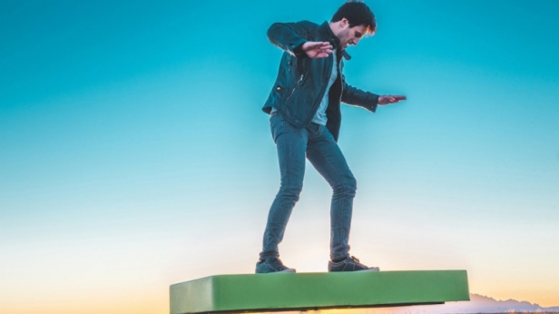 Le hoverboard du futur existe et il coûte 20 000$ ! ArcaBoard  sera en mesure de vous faire flotter au dessus de la terre ferme durant 6 minutes en déployant pas moins de 272 chevaux grâce aux 36 ventilateurs qui l'équipent