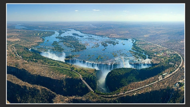 Oubliez le Kenya, la tendance est désormais au Zimbabwe en hors-saison, pour faire un slow safari ! Rencontre des animaux de la réserve à pied ou en canoë, puis visite des chutes Victoria