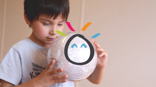 La startup Leka a créé Moti, un jouet robotisé dédié aux enfants atteints d’autisme. La nature insensible du robot vise à déclencher des interactions, un code couleur permet à l’enfant de comprendre que ses gestes ont un impact sur son environnement