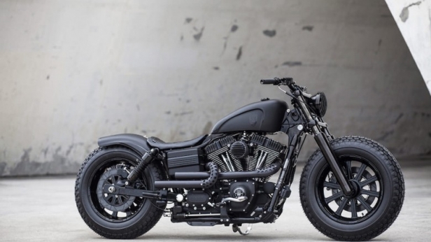 Winston Yeh s’est intéressé au cas d’une Harley Davidson Fat Bob « Dyna Guerilla » de 2009 - Dotée d’un moteur V-Twin 1584cc, d’une fourche en titane noire Arlen Ness, d’un kit d’abaissement et d’amortisseurs Progressive et de roues 16 pouces
