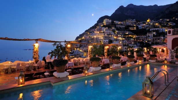 Un palace du 18ème siècle reconverti en hôtel de luxe en 1951, une vue imprenable à partir des chambres, de la piscine ou du restaurant...autant d'atouts pour des vacances en famille à l’hôtel Le Sirenuse, à Positano-Italie
