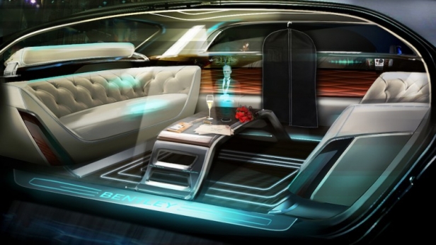 Le constructeur britannique Bentley vient de présenter un concept de voiture autonome futuriste, sans conducteur et s’appuyant sur un système de majordome holographique !