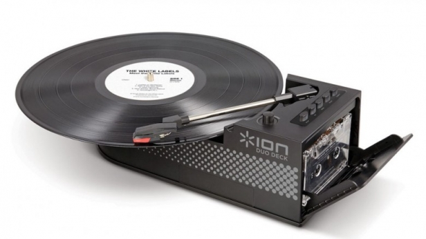 ION fait plaisir aux plus nostalgiques avec le Ion Duo Deck USB Turntable & Cassette Player: une platine vinyle qui intègre un lecteur de cassettes audio ! Il pourra aussi transférer vos vinyles et K7 au format digital, pour seulement 66$