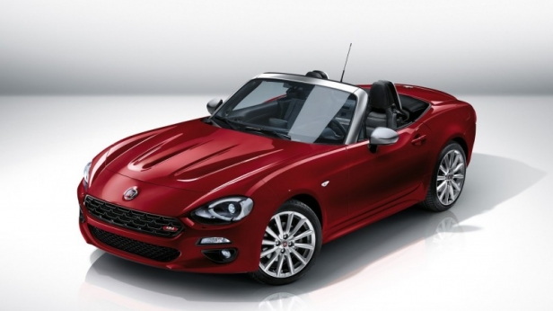 Fiat a dévoilé la nouvelle 124 Spider, un roadster biplace conçu sur la base de la Mazda MX-5 mais qui cache sous son capot le bloc 1,4 litre MultiAir Turbo de 160 chevaux ! Ce cabriolet rétro sera commercialisé en été 2016