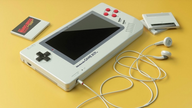 Pour les nostalgiques des années 90, la console emblématique de Nintendo est de retour : la Game Boy 1UP ! Un hybride de Game Boy Advance et de la Wii U, fonctionnant avec des cartouches.